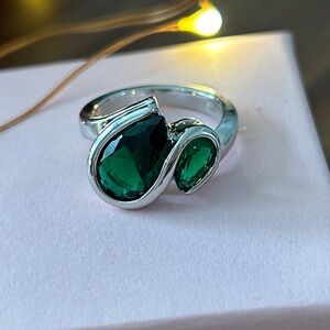 Vintage New Swarovski‎ green crystal 925 Sterling Silver Ring size 6
